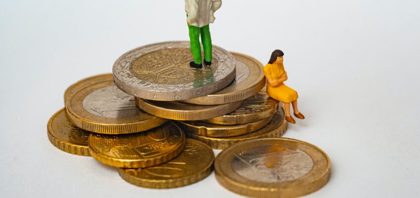 Rechtenvrije foto van twee poppetjes op geld door Mathieu Stern via Unsplash.