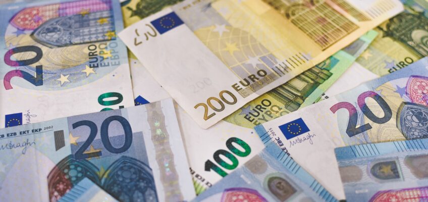 Rechtenvrije foto van geld door Ibrahim Boran via Unsplash.