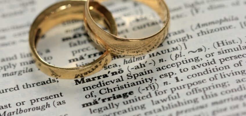 Rechtenvrije foto van twee trouwringen door Sandy Millar via Unsplash.