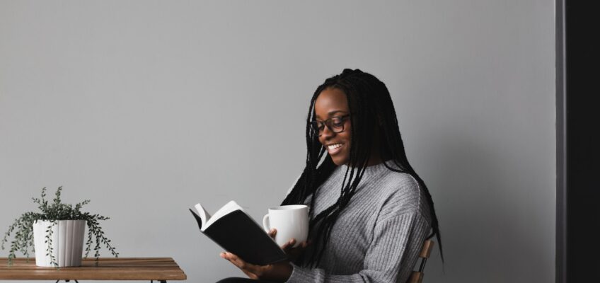 Rechtenvrije foto van iemand die een boek leest door Alexandra Fuller via Unsplash.