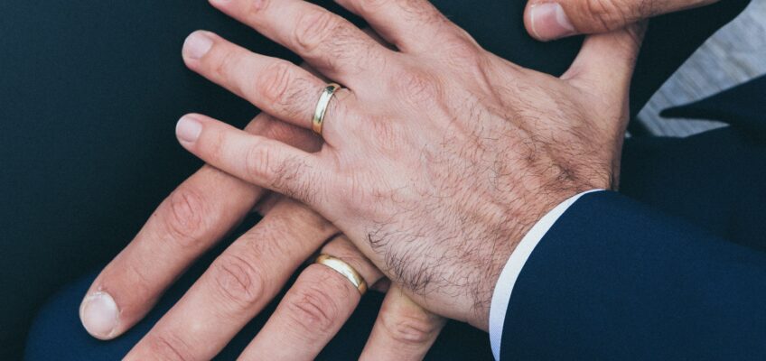 Rechtenvrije foto van handen met trouwringen door Nick Karvounis via Unsplash.