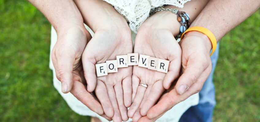 Rechtenvrije foto van twee mensen met het woord FOREVER door Gabby Orcutt via Unsplash.