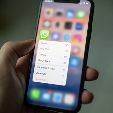 Rechtenvrije foto van WhatsApp op telefoon door Dimitri Karastelev via Unsplash.
