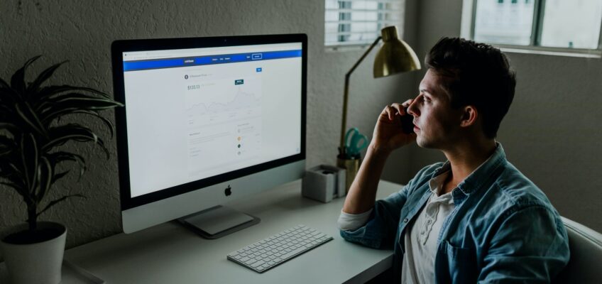 Rechtenvrije foto van meneer achter computer door Austin Distel via Unsplash.