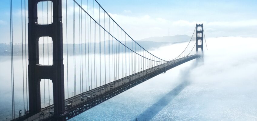 Rechtenvrije foto van een brug via Unsplash van Modestas Urbonas.