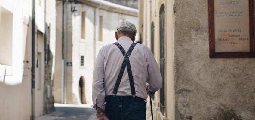 Rechtenvrije afbeelding van wandelende meneer door Caroline Hernandez via Unsplash.