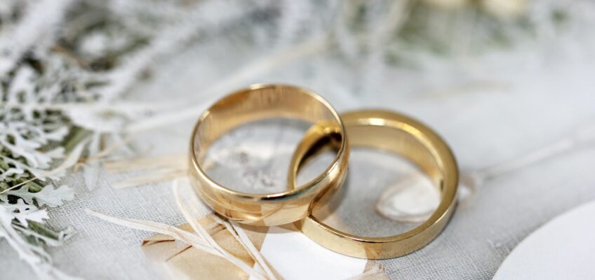 Rechtenvrije afbeelding van twee trouwringen door Sandy Millar via Unsplash.