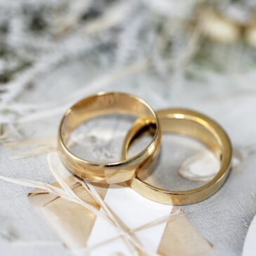 Rechtenvrije afbeelding van twee trouwringen door Sandy Millar via Unsplash.
